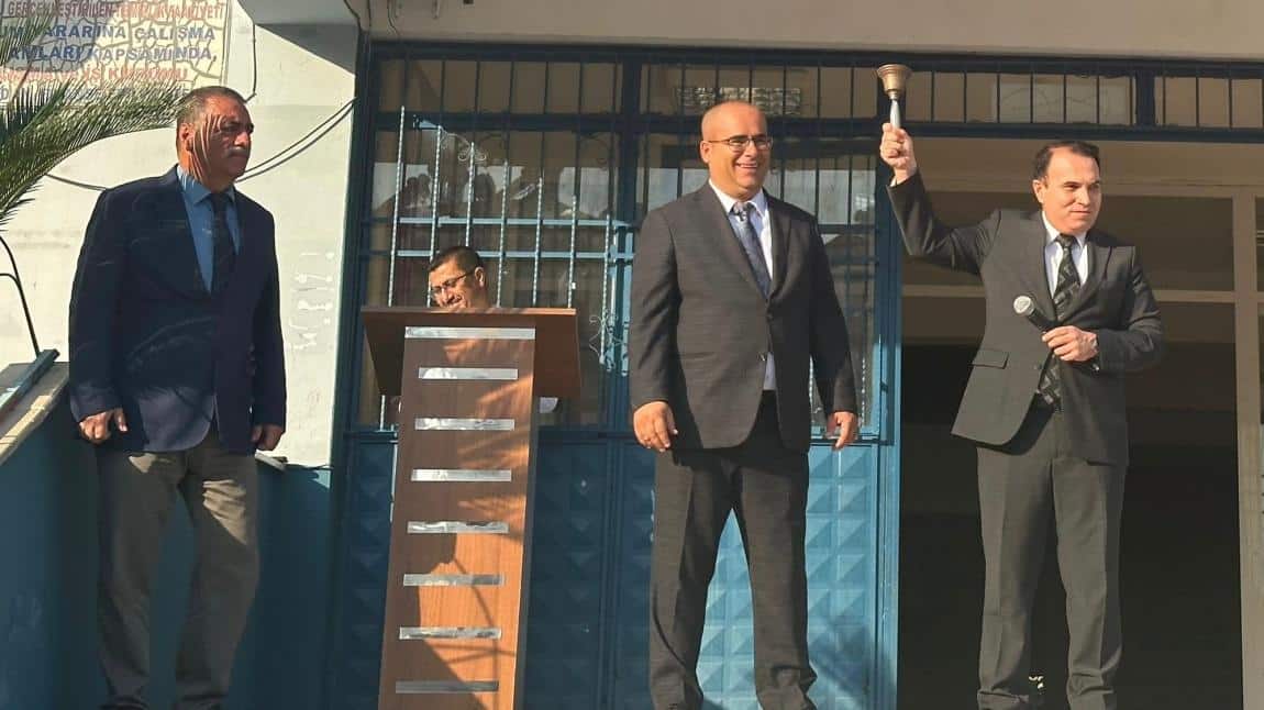 YENİ EĞİTİM ÖĞRETİM YILININ İLK DERS ZİLİ İLÇE KAYMAKAMIMIZ SAYIN KEMAL DURU TARAFINDAN ÇALINDI.